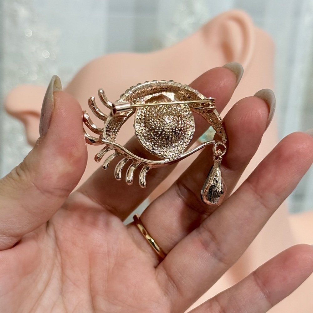 Elegant Blue and Gold Eye Brooch - Picture 4 of 5